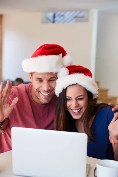Pareja Hispana Que Usa Sombreros Santa Claus Con Computadora Portátil — Foto de Stock