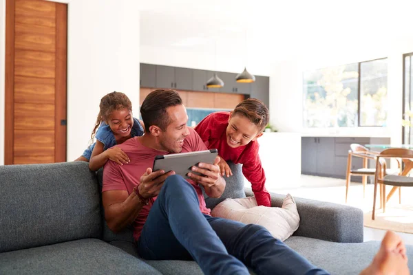 Crianças Rastejando Para Cima Surpreendente Pai Usando Tablet Digital Casa — Fotografia de Stock