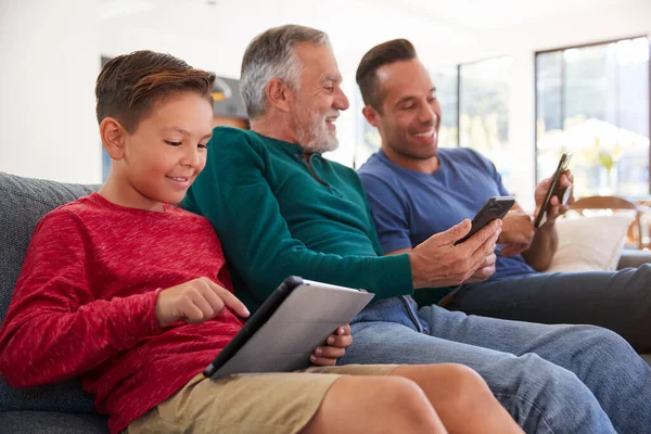 Multi Generation Man Spansktalande Familj Sitter Soffan Hemma Med Hjälp — Stockfoto