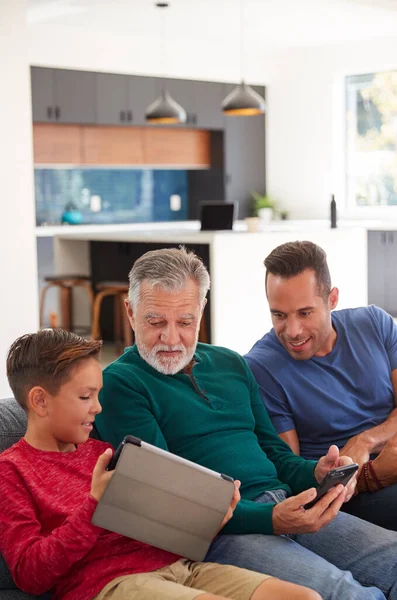 Familia Hispana Masculina Varias Generaciones Sentada Sofá Casa Usando Teléfonos — Foto de Stock