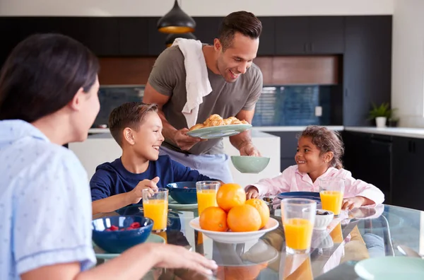 Hispanische Familie Sitzt Tisch Und Frühstückt Gemeinsam — Stockfoto