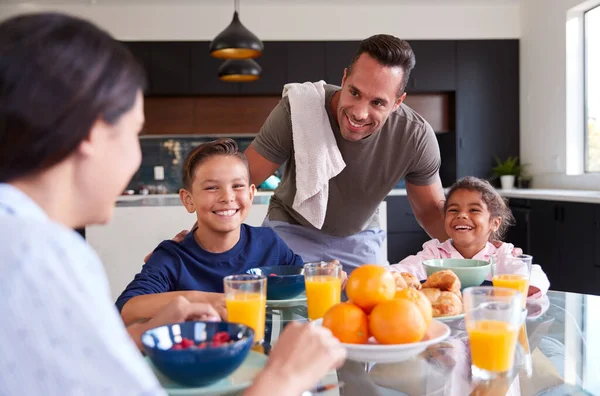 Família Hispânica Sentada Torno Mesa Comendo Café Manhã Juntos — Fotografia de Stock