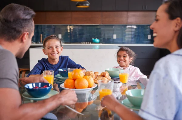 Família Hispânica Sentada Torno Mesa Comendo Café Manhã Juntos — Fotografia de Stock