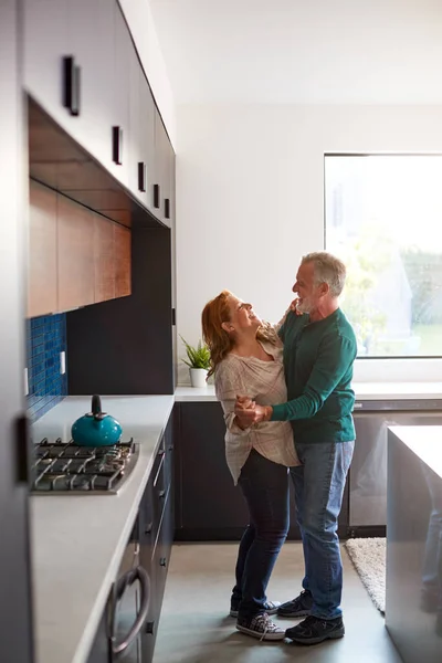 Pareja Hispana Mayor Casa Bailando Juntos Cocina —  Fotos de Stock