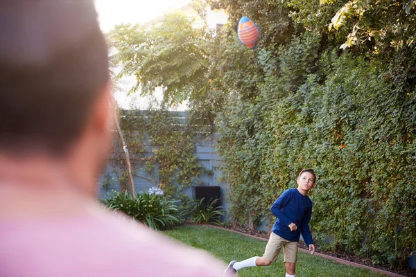 父と息子が裏庭でボールを投げ キャッチ — ストック写真