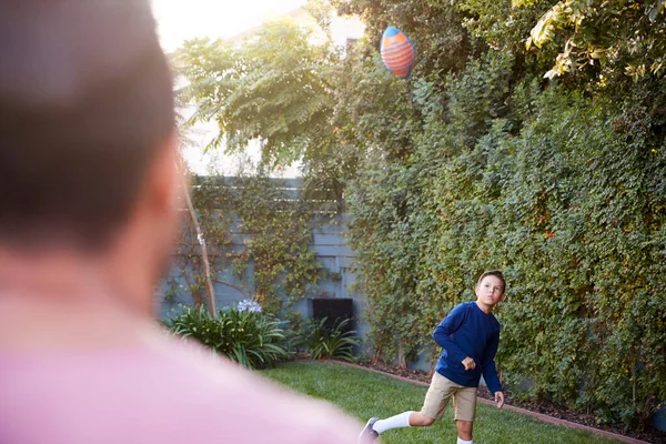 Padre Hijo Lanzando Atrapando Bolas Patio Trasero — Foto de Stock