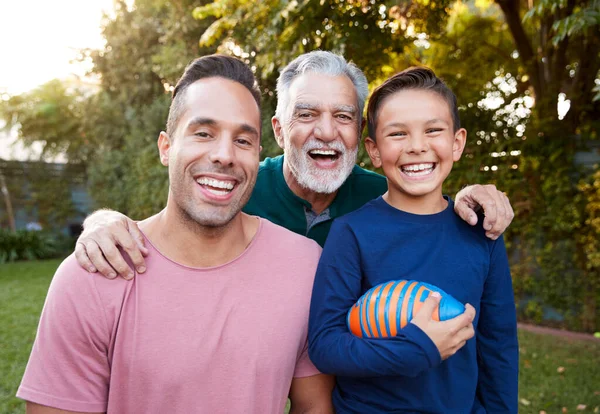カメラで微笑む庭の多世代男性ヒスパニック系家族の肖像 — ストック写真