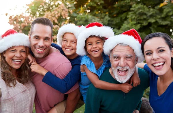 Retrato Familia Hispana Varias Generaciones Relajándose Jardín Casa Juntos Navidad — Foto de Stock