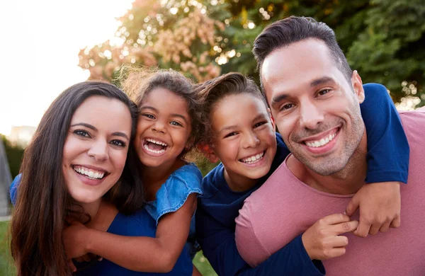 Πορτρέτο Της Χαμογελώντας Ισπανόφωνη Οικογένεια Γονείς Δίνοντας Παιδιά Piggyback Καλπάζει — Φωτογραφία Αρχείου
