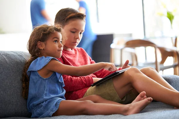 Niño Niña Jugando Videojuegos Tableta Digital Durante Reunión Familiar Casa — Foto de Stock