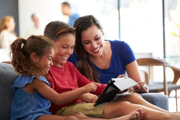 Moeder Spelen Van Video Games Met Kinderen Digitale Tablet Tijdens — Stockfoto