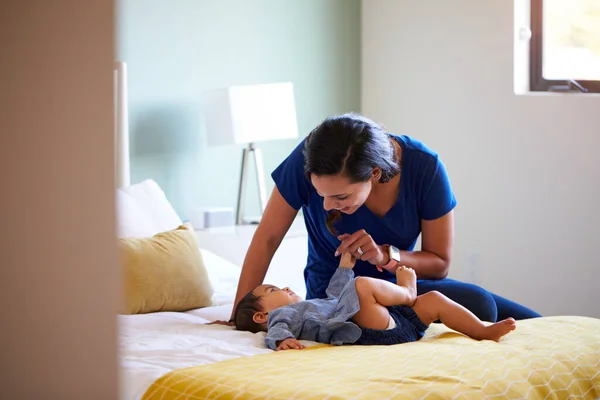 Mother Playing Baby Daughter Lying Bed Home — Stock Photo, Image