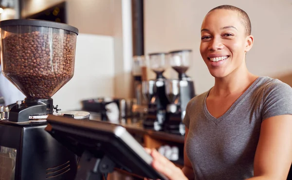 営業所に立つ女性コーヒーショップオーナーの肖像 — ストック写真