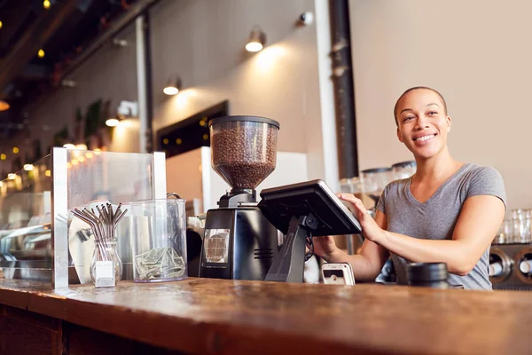 Retrato Propietaria Cafetería Femenina Pie Mostrador Ventas — Foto de Stock