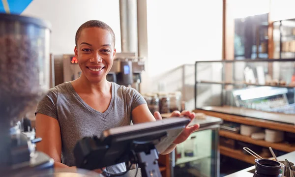 Portrait Female Coffee Shop Owner Berdiri Meja Penjualan — Stok Foto