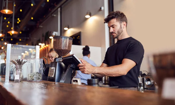 Man Coffee Shop Ägare Som Arbetar Bakom Försäljningsdisken — Stockfoto