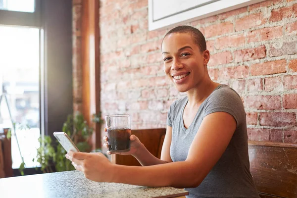 Retrato Mujer Haciendo Videollamada Teléfono Móvil Sentado Cafetería —  Fotos de Stock