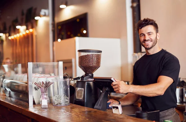 Porträtt Man Coffee Shop Ägare Står Vid Försäljningsdisken — Stockfoto