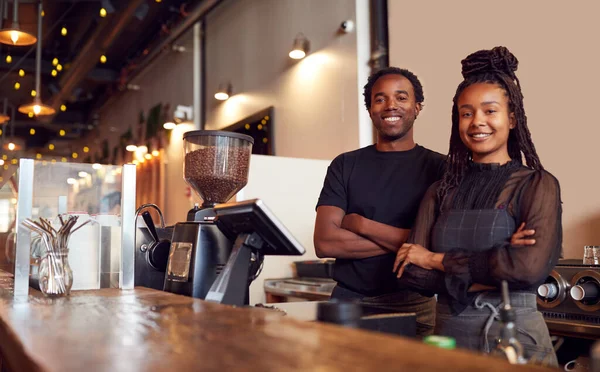 Porträtt Manliga Och Kvinnliga Coffee Shop Ägare Står Vid Försäljningsdisken — Stockfoto
