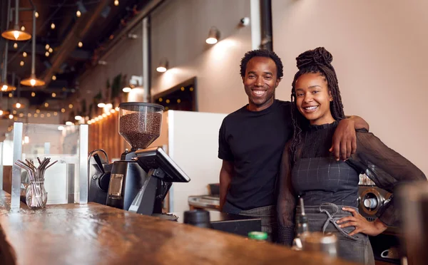 Porträtt Manliga Och Kvinnliga Coffee Shop Ägare Står Vid Försäljningsdisken — Stockfoto