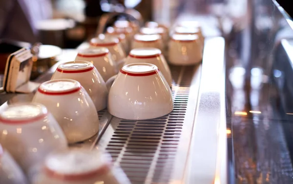 Großaufnahme Von Tassen Die Auf Der Maschine Coffee Shop Arrangiert — Stockfoto