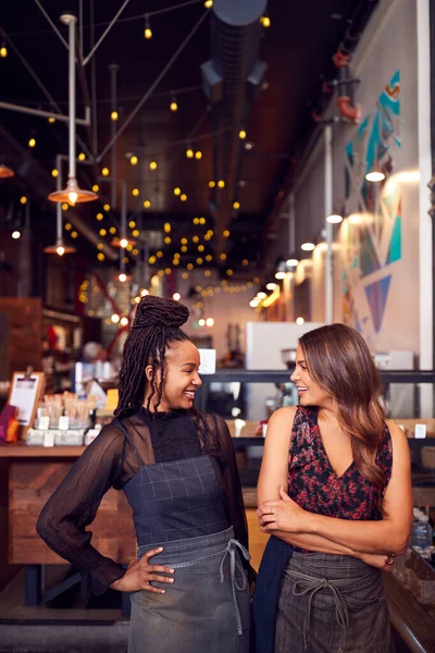 Deux Femmes Propriétaires Café Debout Bureau Des Ventes — Photo