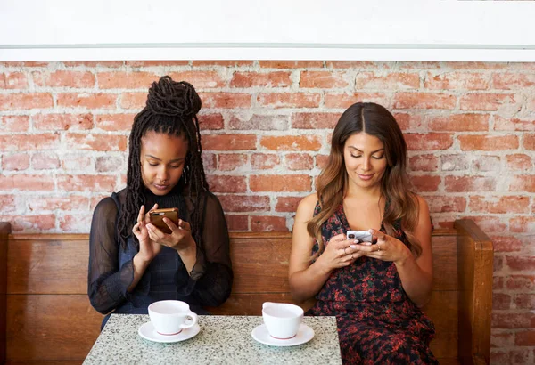 Vrouwelijke Klanten Met Behulp Van Mobiele Telefoons Zitten Coffeeshop — Stockfoto