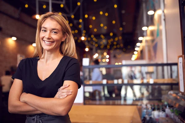 Porträtt Kvinnliga Coffee Shop Ägare Står Vid Kassan — Stockfoto