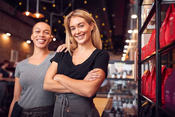 Porträtt Två Kvinnliga Coffee Shop Ägare Står Vid Försäljningsdisken — Stockfoto