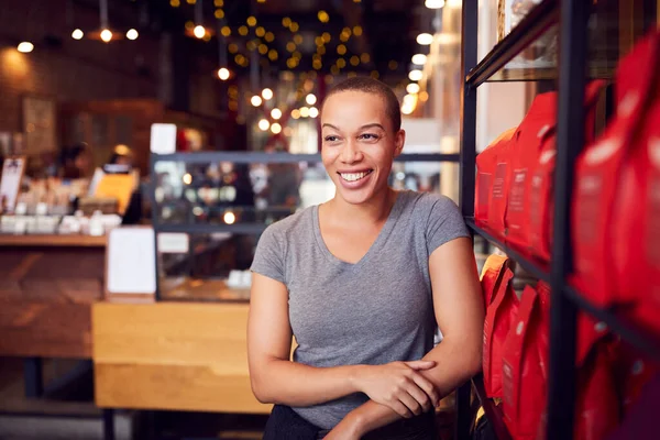 Porträtt Kvinnliga Coffee Shop Ägare Står Vid Kassan — Stockfoto
