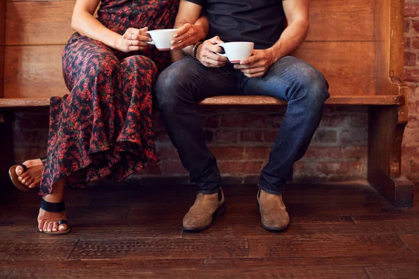 Närbild Fötterna Par Sitter Bänk Coffee Shop Tillsammans — Stockfoto