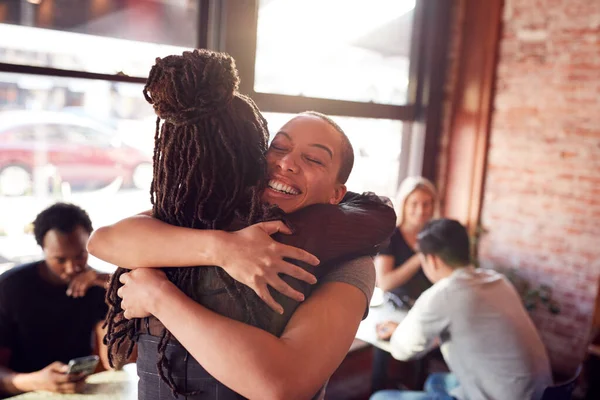 Amici Femminili Che Salutano Con Abbraccio Mentre Incontrano Caffetteria — Foto Stock
