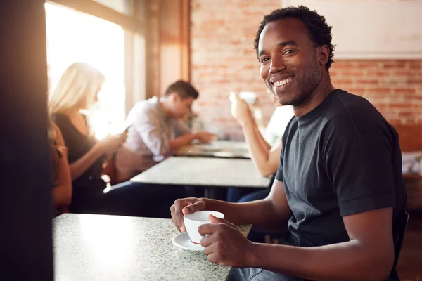 Ritratto Uomo Sorridente Seduto Tavola Caffetteria — Foto Stock