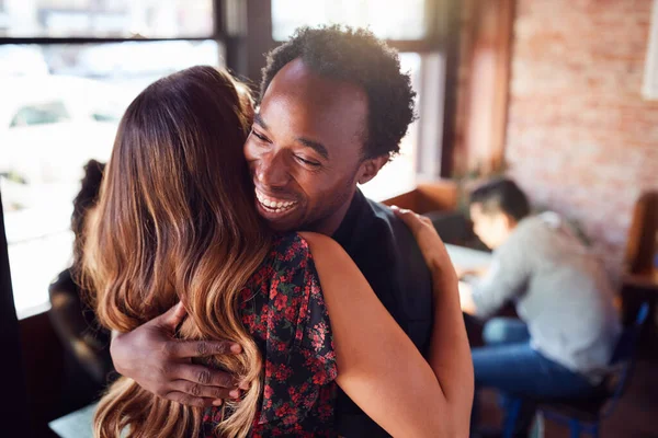 Coppia Saluto Vicenda Con Abbraccio Come Incontrano Coffee Shop — Foto Stock