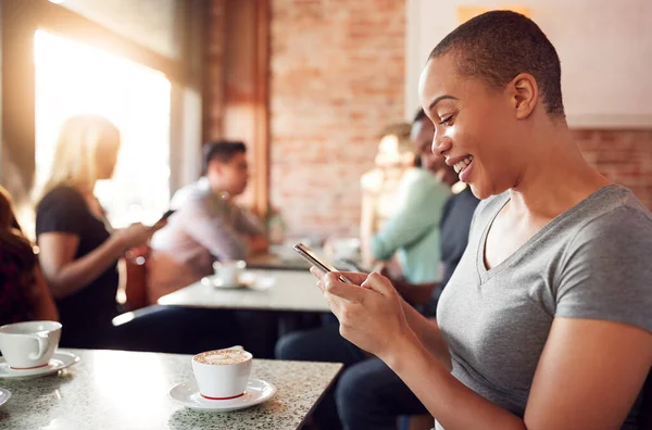 Frau Sitzt Mit Handy Tisch Café — Stockfoto