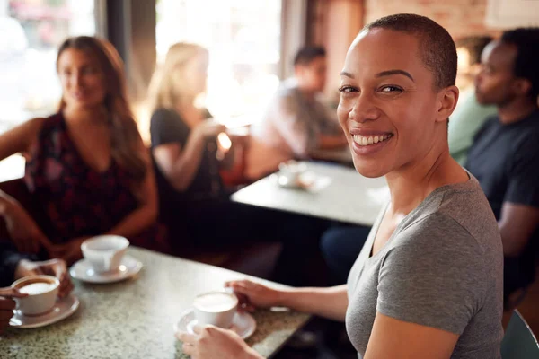 Portret Van Een Glimlachende Vrouw Die Aan Tafel Zit Coffeeshop — Stockfoto