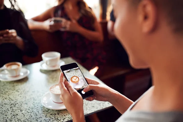 Женщина Использующая Мобильный Телефон Сфотографировать Напиток Кафе Разместить Социальных Сетях — стоковое фото