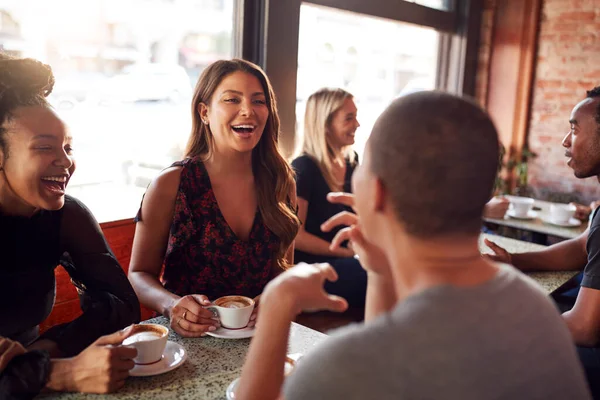 Tres Amigas Reúnen Para Tomar Café Juntas Mesa — Foto de Stock