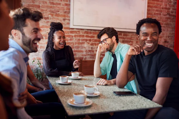 Gruppo Amici Sesso Maschile Femminile Incontro Caffè Seduti Tavola Insieme — Foto Stock