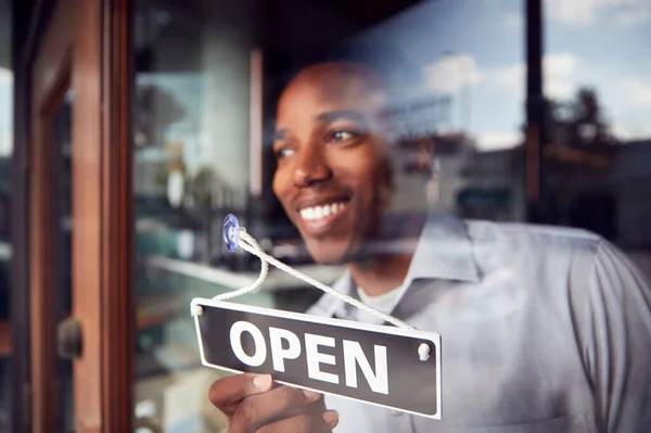 Man Ägare Start Coffee Shop Eller Restaurang Vända Runt Öppna — Stockfoto