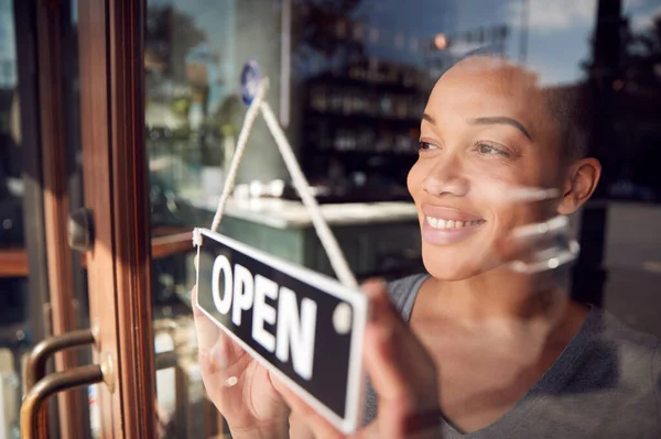 Proprietario Femminile Della Caffetteria Del Ristorante Start Che Gira Segno — Foto Stock