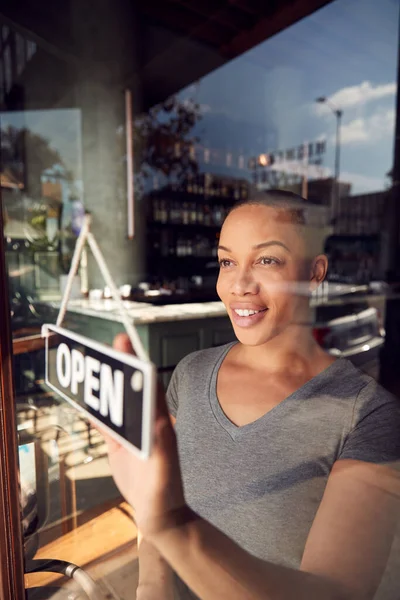 Vrouwelijke Eigenaar Van Het Opstarten Coffee Shop Restaurant Draaien Rond — Stockfoto