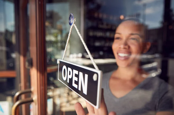 Proprietario Femminile Della Caffetteria Del Ristorante Start Che Gira Segno — Foto Stock