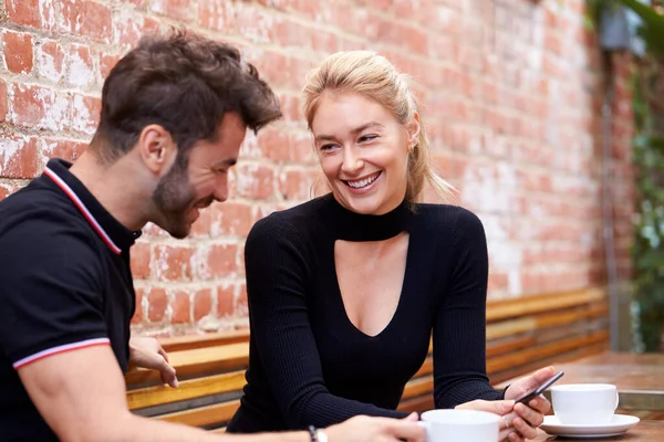 Pareja Joven Fecha Sentado Mesa Cafetería Aire Libre Juntos — Foto de Stock