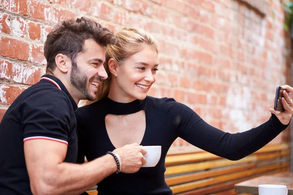 Jong Paar Datum Nemen Selfie Mobiele Telefoon Zitten Bij Outdoor — Stockfoto