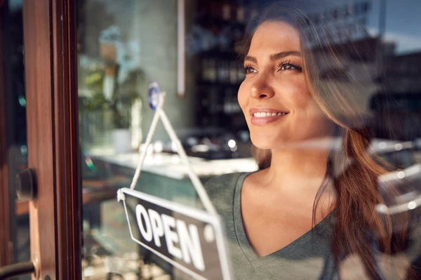 Kvinnlig Ägare Start Coffee Shop Eller Restaurang Vända Sig Öppna — Stockfoto