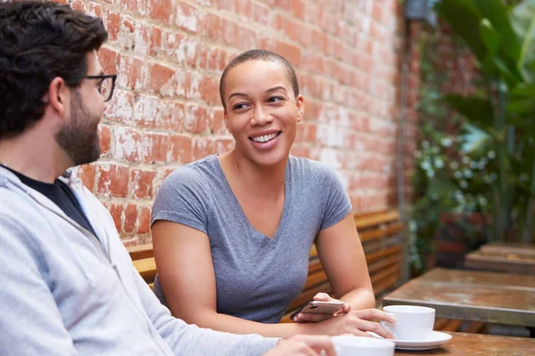 Pareja Joven Fecha Sentado Mesa Cafetería Aire Libre Juntos —  Fotos de Stock