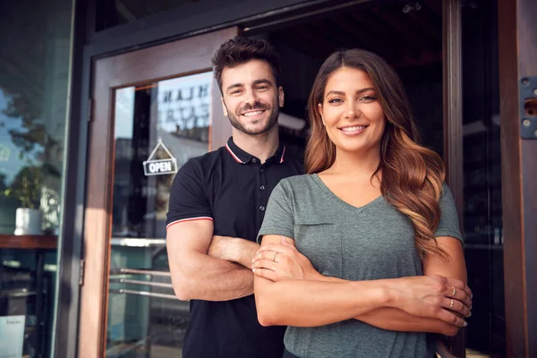 Kapının Önünde Duran Yeni Bir Kahve Dükkanı Restoran Işletmesi Açan — Stok fotoğraf