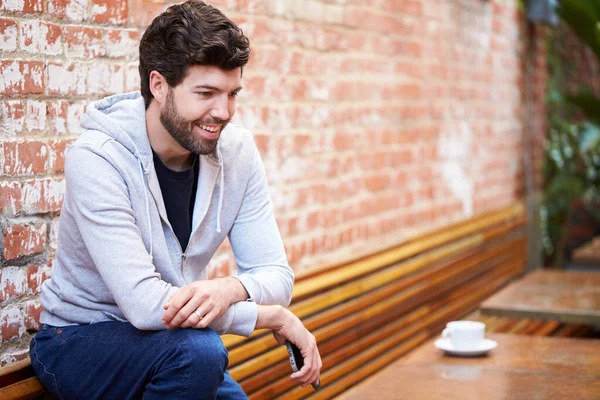 Man Med Mobiltelefon Sitter Vid Utomhus Coffee Shop Bord — Stockfoto