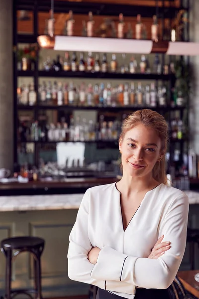 Portrét Sebevědomé Žena Majitel Restaurace Bar Stojící Pultu — Stock fotografie